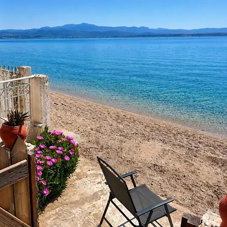 Theros Ii - Seaside Beachfront Apartment *