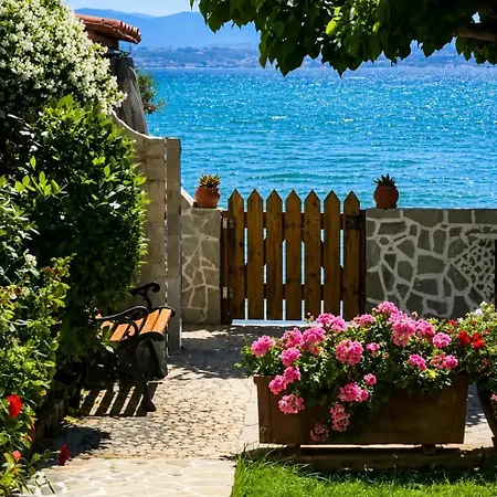 Theros Ii - Seaside Beachfront Apartment *